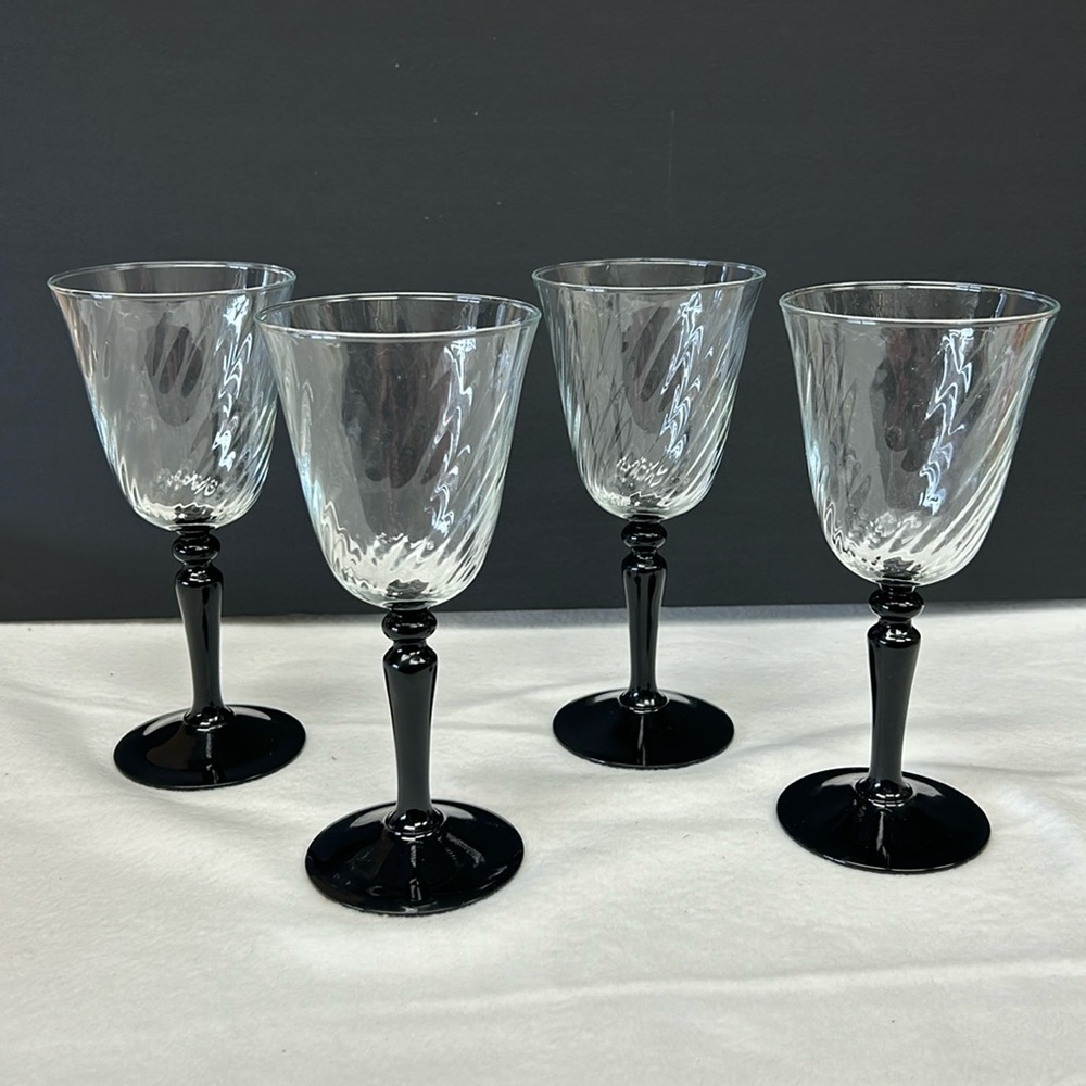 Vintage LUMINARC set of 4 optic 7” swirl wine glasses France